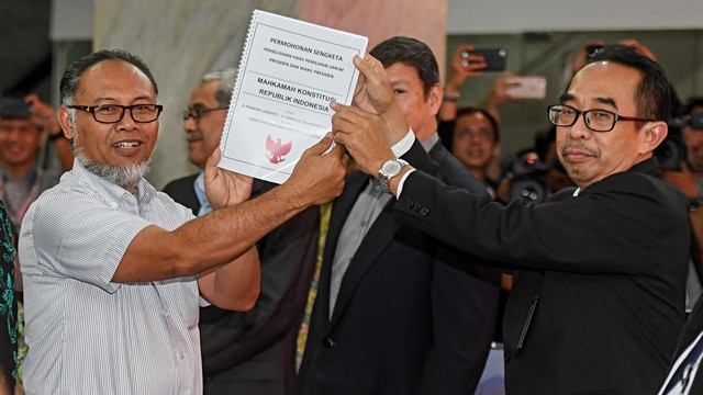 Ketua Tim Hukum BPN Bambang Widjojanto menyerahkan berkas pendaftaran gugatan perselisihan hasil Pemilu 2019 ke Panitera MK. Foto: Antara/Hafidz Mubarak A