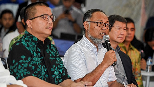 Ketua Tim Hukum BPN Bambang Widjojanto saat melakukan pendaftaran gugatan perselisihan hasil Pemilu 2019. Foto: Antara/Hafidz Mubarak A