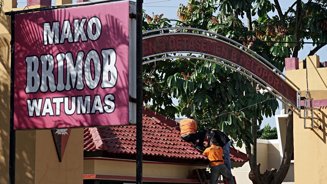 Sejumlah personel INAFIS Polres Banyumas melakukan olah TKP usai terjadi penembakan pos jaga di Mako Brimob Kompi 3 Batalyon B Purwokerto Foto: Antara/Idhad Zakaria