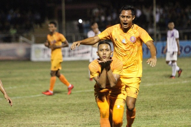 Dua pemain Persiraja Banda Aceh musim lalu, Husnuzhon bersama Fahrizal Dillah, saat bermain di Stadion H Dimurthala, Lampineung, Banda Aceh. Foto: Dok. Persiraja