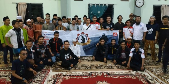 Anggota komunitas sepeda motor honda paguyuban HWBC saat sahur bersama anak-anak di Panti Asuhan Ahmad Yani. Foto: dok Hi!Pontianak