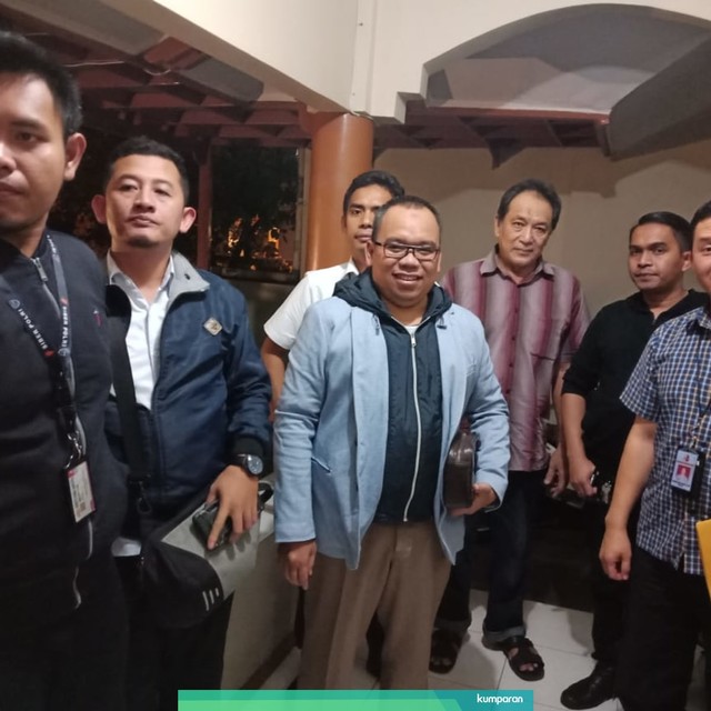Mustofa Nahrawardaya dijemput polisi di rumahnya dini hari Foto: dok: keluarga