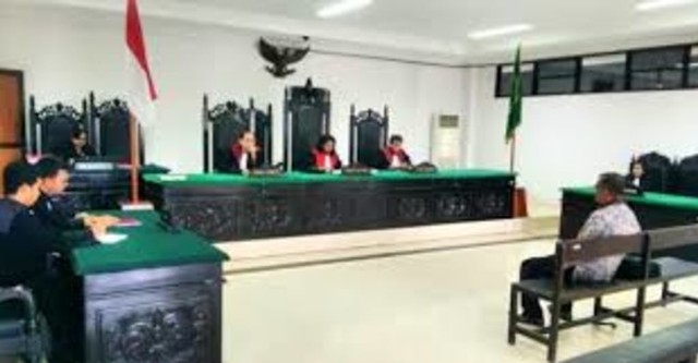 Salah seorang Kades saat menjalani sidang di Pengadilan Tipikor Kupang, beberapa waktu lalu.Sumber foto : Istimewa.