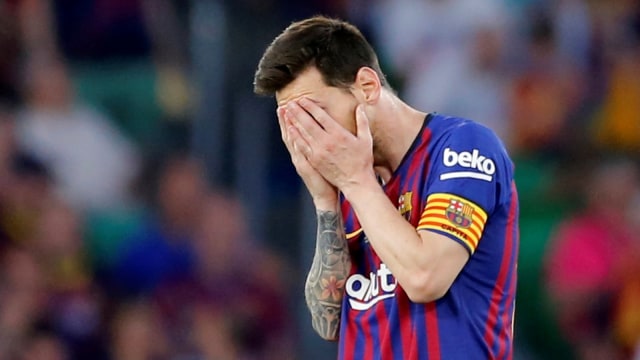 Aksi pemain FC Barcelona, Lionel Messi pada final Copa Del Rey melawan Valencia di stadion Benito Villamarin,Sevilla. Foto: REUTERS / Marcelo del Pozo