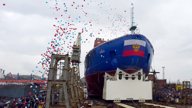Peresmian kapal pemecah es berkekuatan nuklir  bernama "Ural" di galangan kapal Baltik di Saint Petersburg. Foto: AFP/Olga MALTSEVA