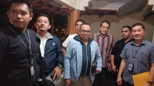 Bareskrim tetapkan Mustofa Nahrawardaya (tengah) sebagai tersangka hoaks. Foto: Dok. Istimewa