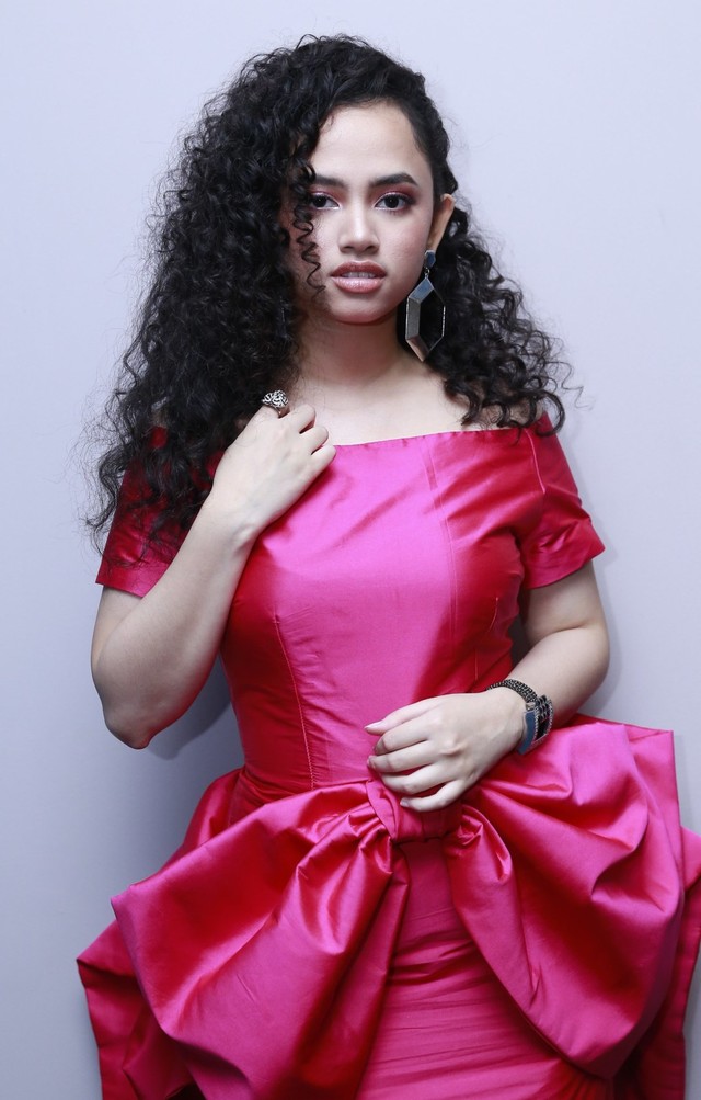 Penyanyi Wizzy saat hadir di gala premier film Si Doel 2 the Movie di Kota Kasablanka, Jakarta, Sabtu, (25/5/2019). Foto: Ronny/kumparan.