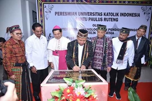 Penandatanganan prasasti oleh Menristekdiki, Muhamad Nasir saat meresmikan Universitas Katolik Indonesia (UKI) Santu Paulus Ruteng, Kabupaten Manggarai pada Minggu (36/5). Sumber foto : Dok. UKI St.Paulus Ruteng.