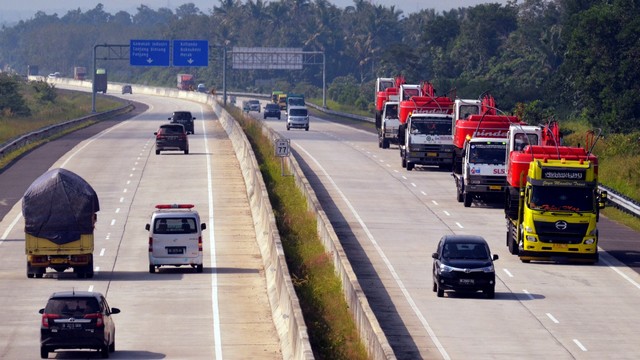 Sejumlah kendaraan melintasi Jalan Tol Tras Sumatera (JTTS) ruas Bakauheni-Terbanggi Besar di Desa Jati Agung, Lampung Selatan, Lampung, Minggu (26/5). Foto: ANTARA FOTO/Ardiansyah
