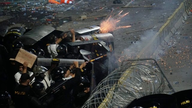 Polisi menembakkan petasan mata ke arah massa liar di depan gedung Bawaslu. Foto: Irfan Adi Saputra/kumparan