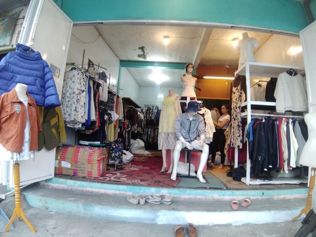 Salah satu toko yang menjual baju bekas di Jalan Mayjend Panjaitan, Kota Malang. (foto: Rezza Do'a Lathanza/Tugu Malang).