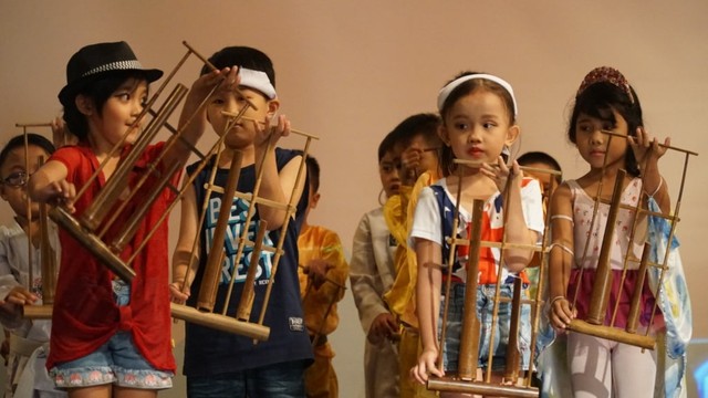 Anak-anak main angklung di Gedung Administrasi Pusat Universitas Maranatha Lantai 8, Kota Bandung. (Ananda Gabriel)