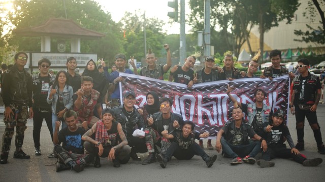Komunitas KernoKitoPunk berfoto bersama seusai membagikan takjil, Minggu (26/5). Foto: abp/Urban Id