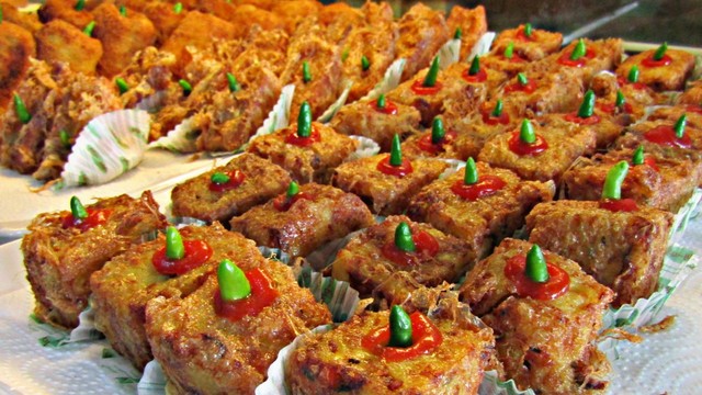 Aneka gorengan dari Toko Kue Phin-Phin. (by @foodnotemedan)
