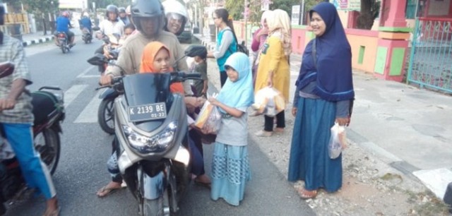 Bagi Takjil Cara Mendidik Anak untuk Berbagi