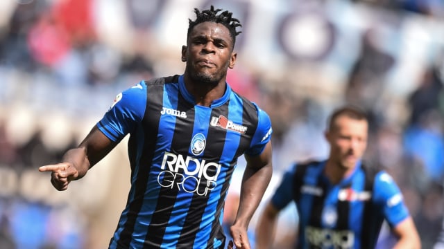 Duvan Zapata melakukan selebrasi usai mencetak gol ke gawang Sassuolo. Foto: Twitter/Squawka