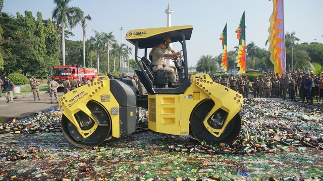Anies Baswedan di Pemusnahan Hasil Operasi Minuman Keras Tahun 2019 di Monas, Jakarta, senin (27/5/2019). Foto: Irfan Adi Saputra/kumparan