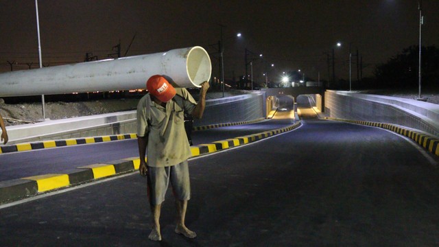 Pekerja menyelesaikan proyek di Jalan Perimeter Selatan di Bandara Internasional Soekarno-Hatta. Foto: Dok.Humas Soekarno-Hatta