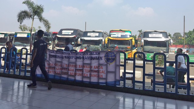 Suasana di Terminal Kampung Rambutan jelang Mudik Lebaran. Foto: Muhammad Lutfan Dharmawan/kumparan