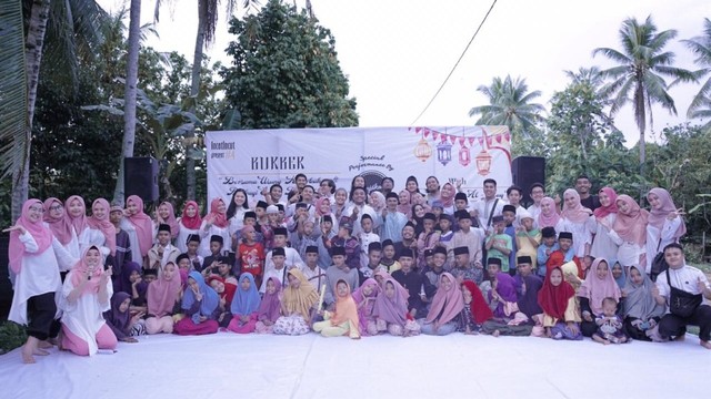 Sekelompok anak muda Pontianak "Incat-Incut", gelar buka puasa bersama anak panti asuhan Al-Haq, Desa Sungai Rengas, Kabupaten Kubu Raya. Foto: dok Incat Incut.