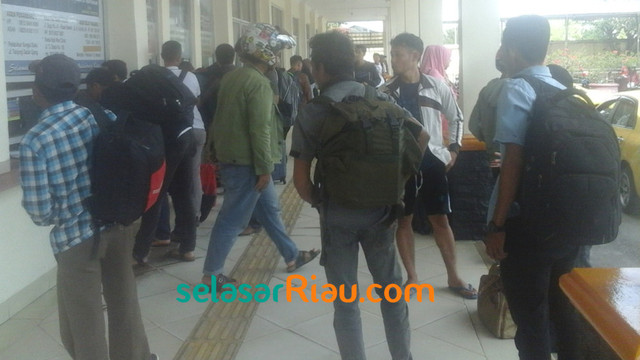 PARA pemudik mengantre di depan loket penjualan tiket Perusahaan Oto (PO), Senin, 27 Mei 2019, di Terminal Bandarraya Payung Sekaki, Pekanbaru.