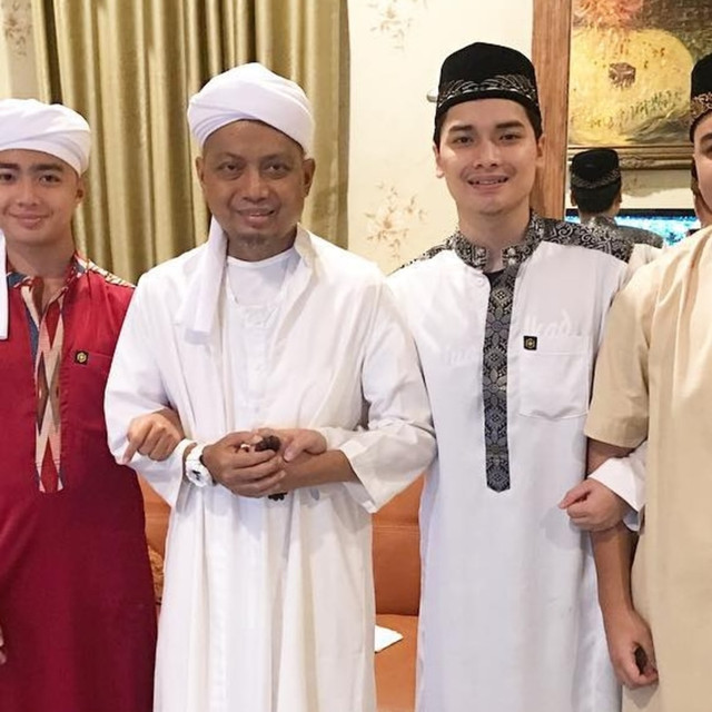 Ustaz Arifin Ilham dan tiga anaknya. Foto: instagram.com/alvin_411