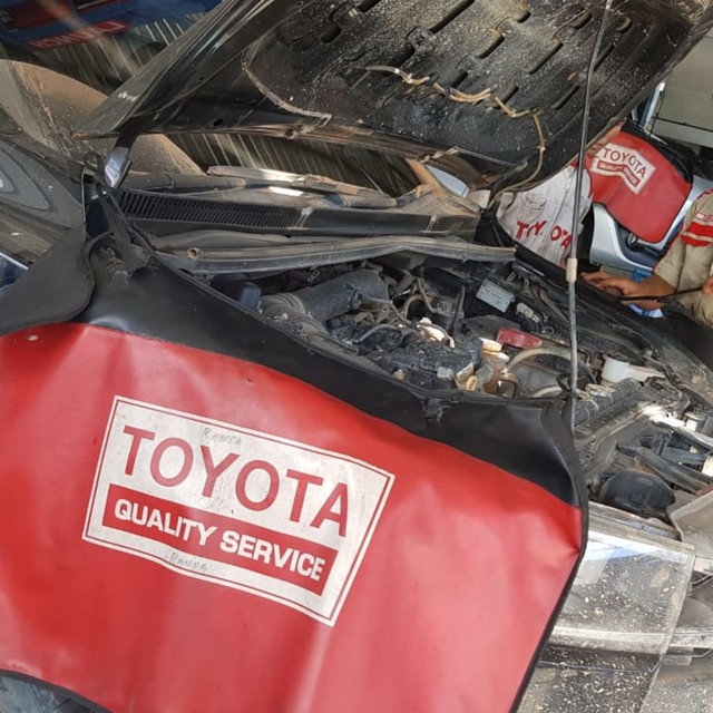 Mekanik Toyota di Anzon Pontianak melakukan perawatan pada mobil pelanggannya. Foto: Daddy Cavalero
