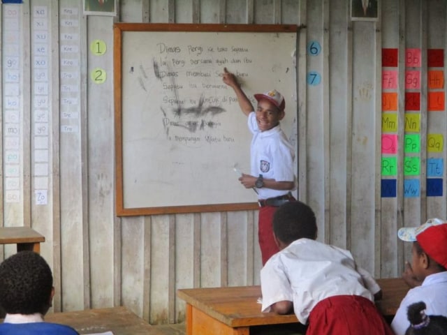 Balikus menjadi guru tambahan untuk anak kelas kecil