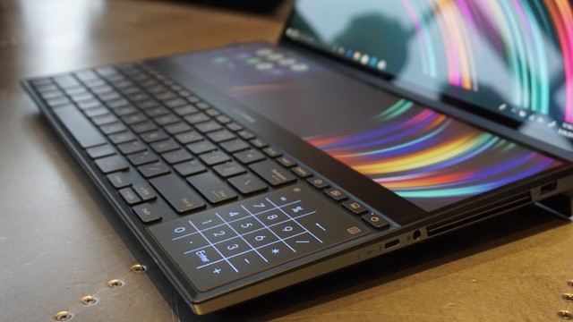 Layar sentuh di laptop Asus ZenBook Pro Duo. Foto: Masajeng Rahmiasri/kumparan