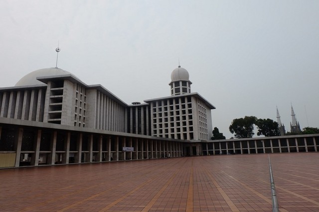 Masjid Istiqlal dan Gereja Katedral Jakarta yang berdiri berdampingan (foto: Dokumen Eka Situmorang-Sir)