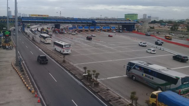 Sejumlah kendaraan melintas di Gerbang Tol Cikarang Utama di Bekasi, Jawa Barat. Foto: Dok. Jasa Marga