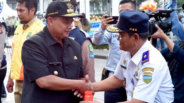 Wakil Gubernur Jawa Barat, Uu Ruzhanul Ulum (kir) menghadiri Apel Siaga Mudik Lebaran 2019 di lapangan Gedung Sate, Bandung. Foto: Dok Humas Pemprov Jabar