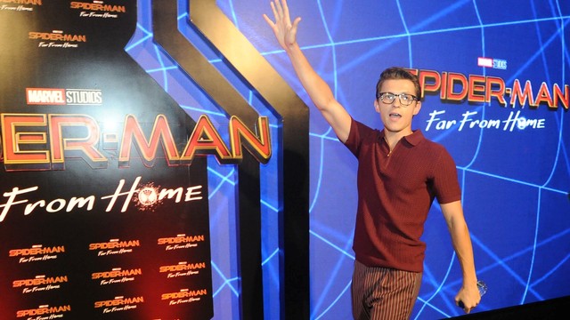 Aktor asal Inggris pemeran Peter Parker di film Spider-Man, Tom Holland menyapa penggemarnya saat Meet and Greet di kawasan Nusa Dua, Bali, Senin (27/5). Foto: ANTARA FOTO/Fikri Yusuf