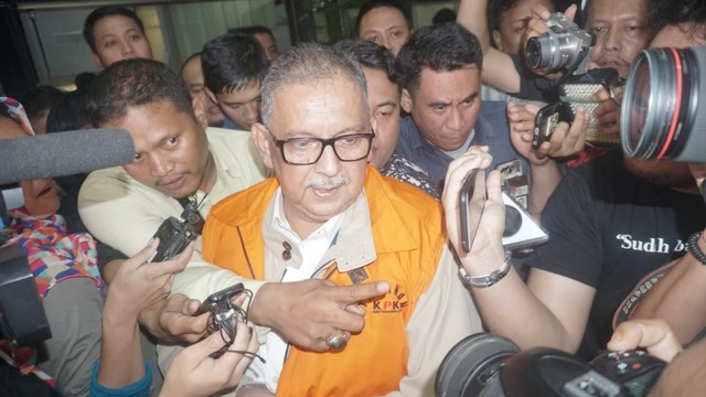 Dirut PT PLN nonaktif Sofyan Basir (tengah) usai menjalani pemeriksaan di Gedung KPK, Jakarta, Senin (27/5). Foto: Iqbal Firdaus/kumparan