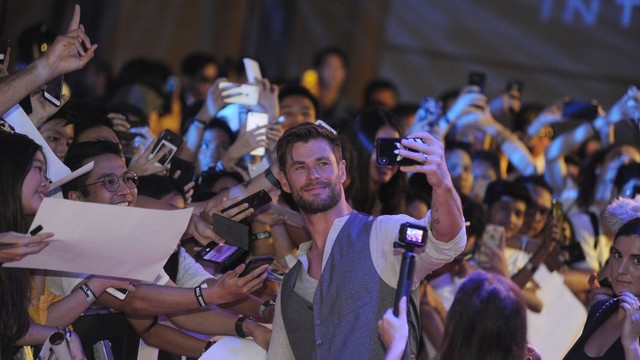 Chris Hemsworth berfoto bersama penggemar di acara jumpa fans sekaligus mempromosikan film Men in Black: International di Bali. Foto: Denita BR Matondang/kumparan