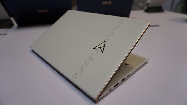 Logo Asus spesial di laptop Asus ZenBook Edition 30. Foto: Masajeng Rahmiasri/kumparan