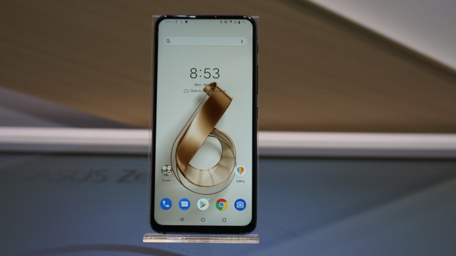 Smartphone Asus Zenfone 6 Edition 30. Foto: Masajeng Rahmiasri/kumparan