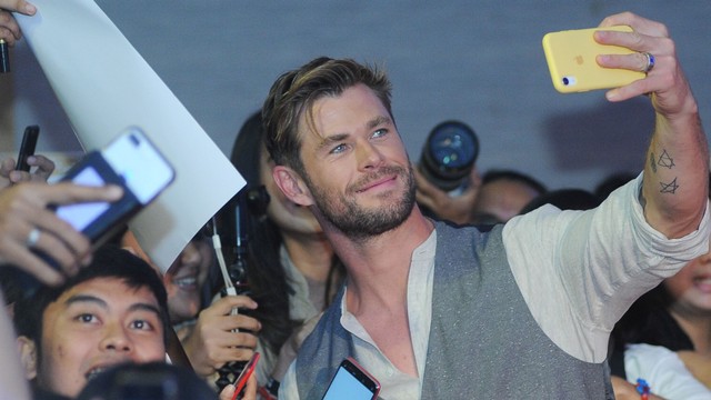 Aktor asal Australia Chris Hemsworth berswafoto dengan penggemarnya saat Meet and Greet di kawasan Nusa Dua, Bali, Senin (27/5/2019). Foto: ANTARA FOTO/Fikri Yusuf