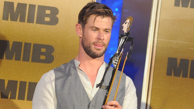 Aktor asal Australia Chris Hemsworth memegang wayang bergambar dirinya saat Meet and Greet di kawasan Nusa Dua, Bali, Senin (27/5/2019). Foto: ANTARA FOTO/Fikri Yusuf