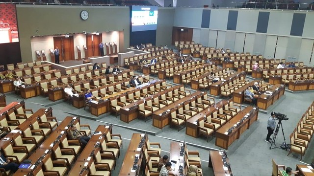 Bangku kosong di Sidang Paripurna hari ini, Selasa (28/5). Foto: Ricad Saka/kumparan