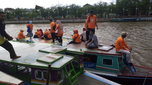 Klotok wisata yang sering dinaiki pelancong ketika susur sungai di Banjarmasin. Disbudpar sudah memodifikasi dua klotok wisata demi keselamatan pelancong. Foto: dok Zahidi/banjarhits.id