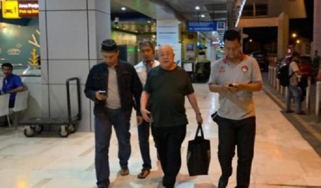 Pemilik Mall Trade Center (MTC) Makassar, Hasan Basri, ditangkap polisi di Bandara Internasional Sultan Hasanuddin atas dugaan menodong pedagang menggunakan pistol. Foto: Makassar Indeks.