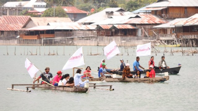 Aliansi penjaga danau Poso dan warga Puselembah melakukan aksi protes menolak rencana pembongkaran waya masapi dan karamba milik warga di Puselembah, Kabupaten Poso, dengan menelusuri danau Poso. Foto: Dok. Aliansi Penjaga Danau Poso