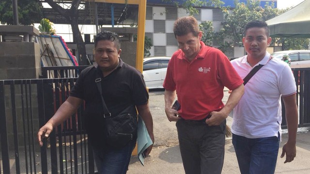 Jerry D Gray (tengah) saat diamankan dari kediamannya di Kembangan, Jakarta Barat. Foto: Mirsan Simamora/kumparan