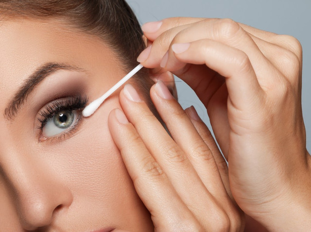 Ilustrasi perempuan memakai cotton buds Foto: dok.Shutterstock