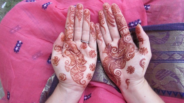 Ilustrasi wanita memakai henna Foto: Pixabay