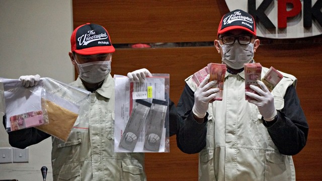 Petugas KPK menunjukkan barang bukti hasil operasi tangkap tangan di Mataram, NTB, di Gedung KPK, Selasa (28/5/2019). Foto: Irfan Adi Saputra/kumparan
