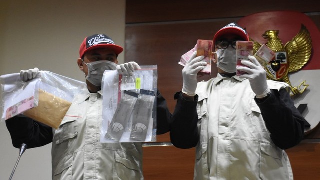 Penyidik KPK menunjukkan barang bukti terkait OTT Kepala Kantor Imigrasi Klas I Mataram saat rilis di Gedung KPK, Jakarta, Selasa (28/5/2019). Foto: ANTARA FOTO/Indrianto Eko Suwarso