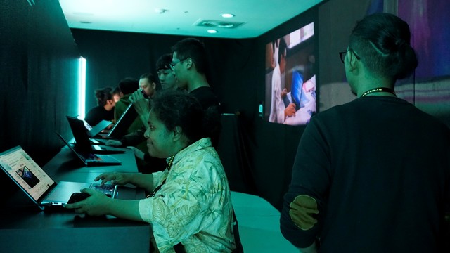 Awak media mencoba ZenBook terbaru Asus. Foto: Masajeng Rahmiasri/kumparan