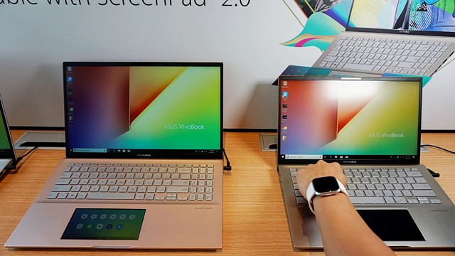 Laptop Asus VivoBook generasi baru dengan ScreenPad 2.0. Foto: Masajeng Rahmiasri/kumparan